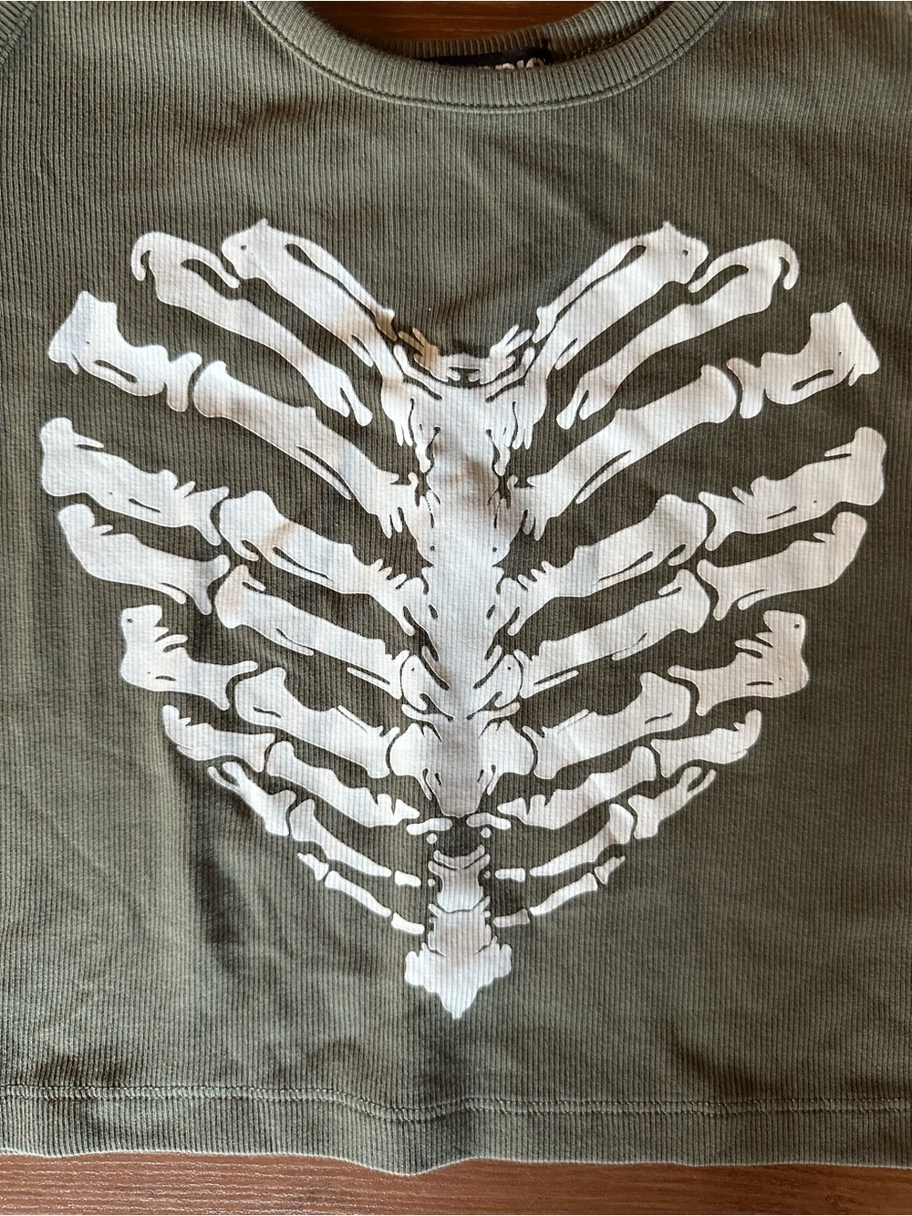 ๐ Hot Topic Olive Green Ribbed Tank with White Ribcage Graphic - Picture 2 of 9